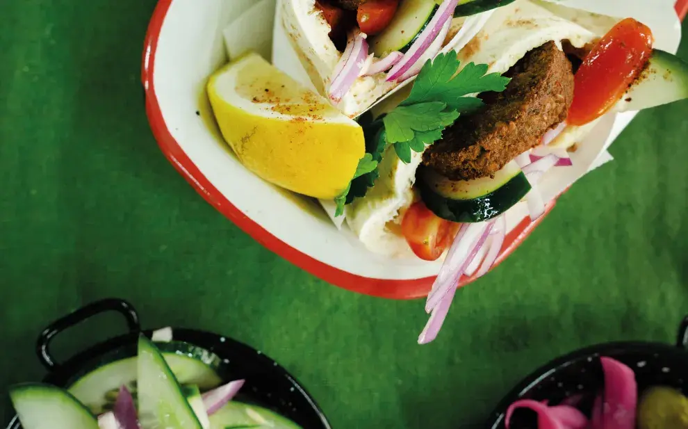Pita rellena de falafel, hummus y tahini 