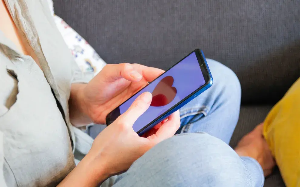 Foto de mujer en app de citas.