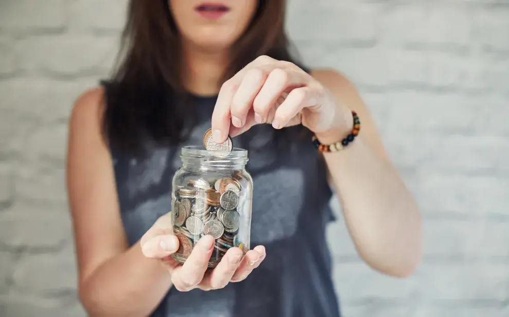 El mejor lugar para poner un frasco con monedas y atraer riqueza, según el Feng Shui