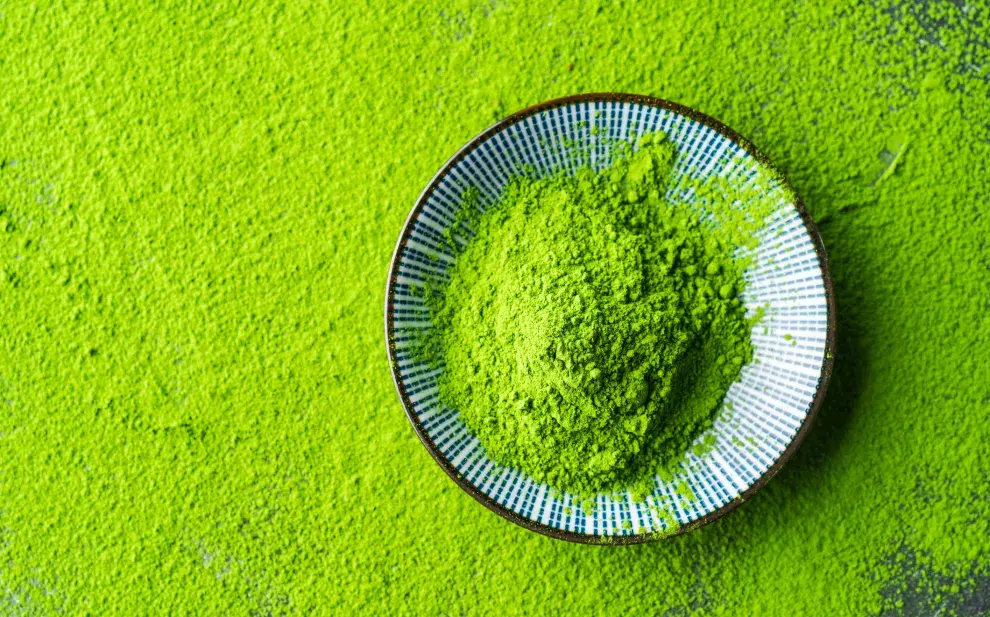 Matcha, cultivado a la sombra y pulverizado, hace que sus propiedades sean más fuertes que las de otros tés, por lo que ofrece mayores beneficios.