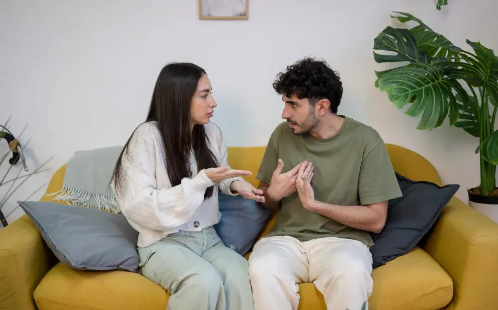 pareja de jóvenes discutiendo