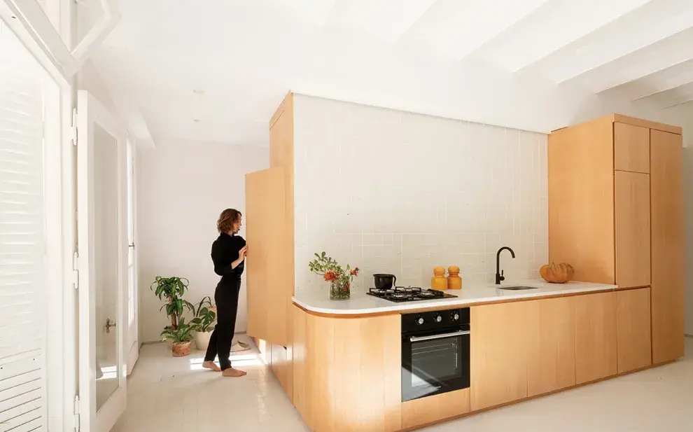 Con muebles que desempeñan más de una función, juegos de altura y algunos recursos muy prácticos se puede hacer que entre de todo en muy poco espacio.