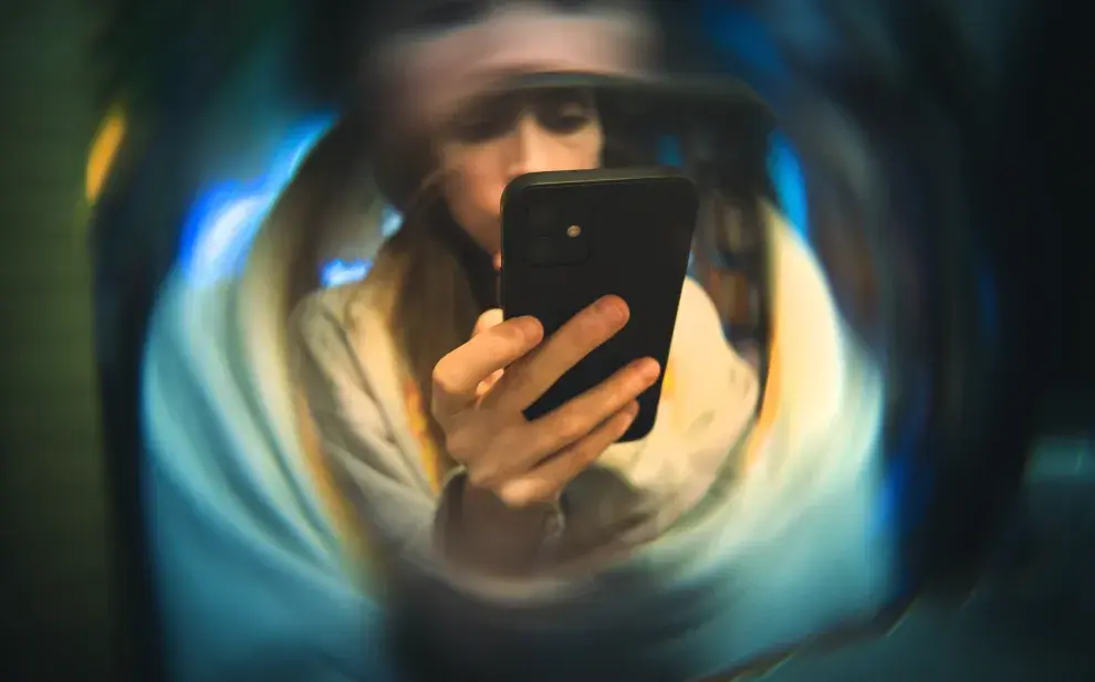 Foto de mujer con teléfono.