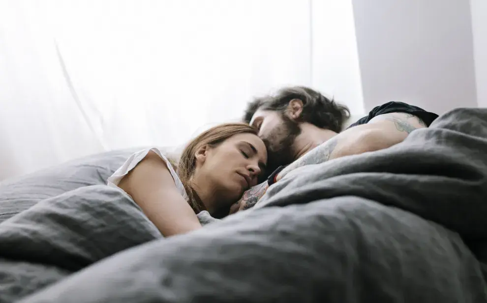 ¿Es recomendable tener sexo en la misma habitación donde duermen tus hijos? Esto dice la sexología