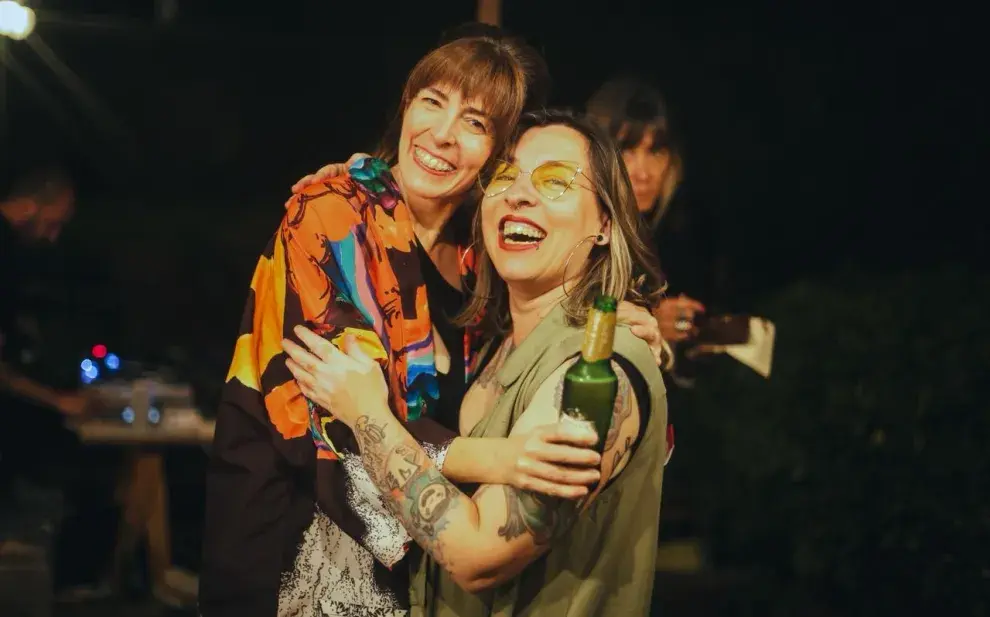 dos chicas en un bar