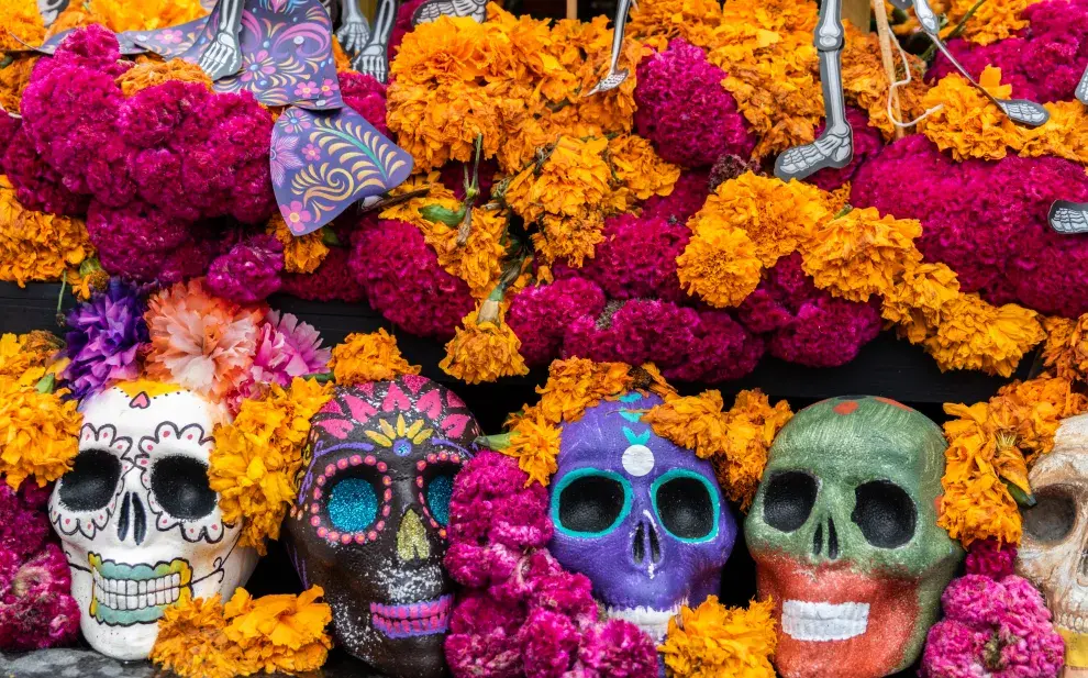 La ciudad se llena de color, música y flores para celebrar el Día de los Muertos, la tradicional festividad mexicana que honra a los que ya no están.
