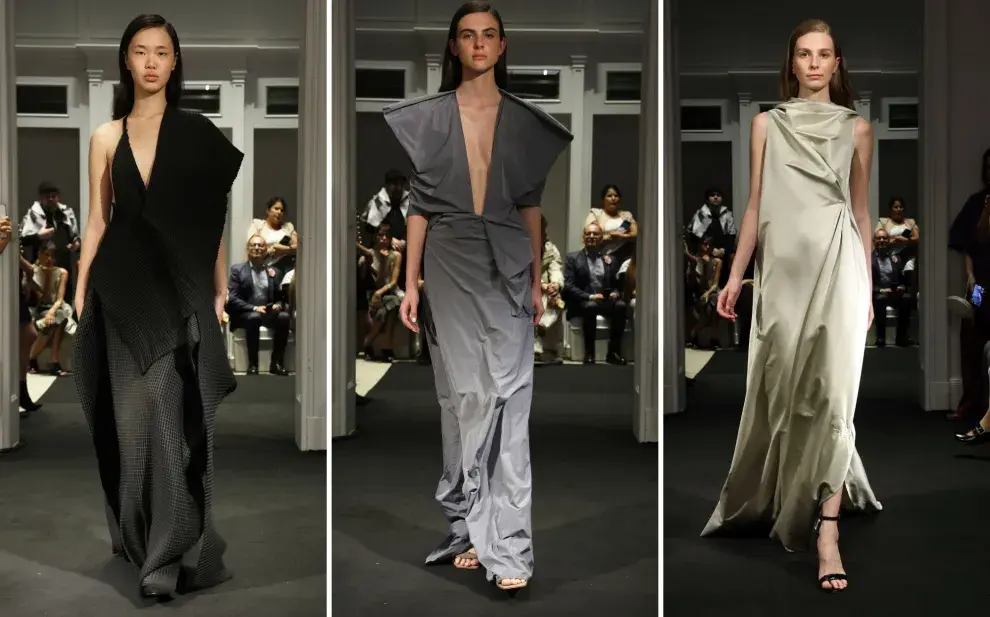 Los vestidos de Min Agostin asumen formas envolventes con pliegues, superposiciones y plisados estratégicos.