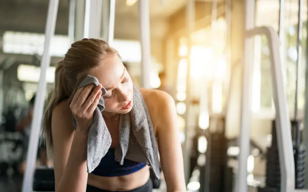Foto de mujer entrenando.