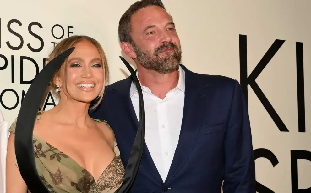 La noche neoyorquina se vistió de gala para el estreno de El beso de la mujer araña, pero lo que nadie esperaba era el reencuentro de dos gigantes de Hollywood: Ben Affleck y Jennifer Lopez.