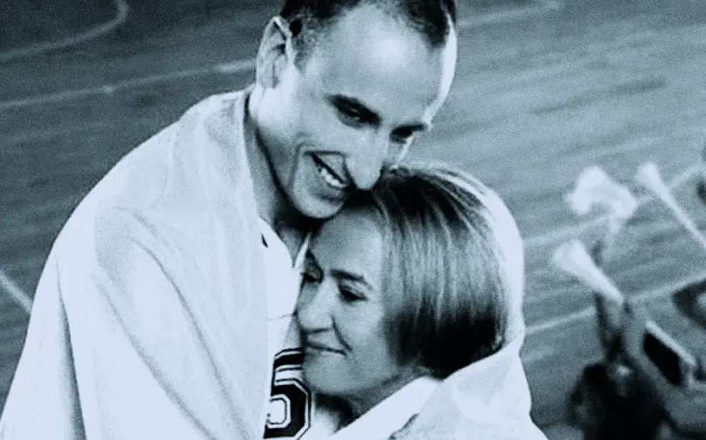 RAQUEL MACCARI, mamá de Manu Ginóbili, junto a su hijo. 