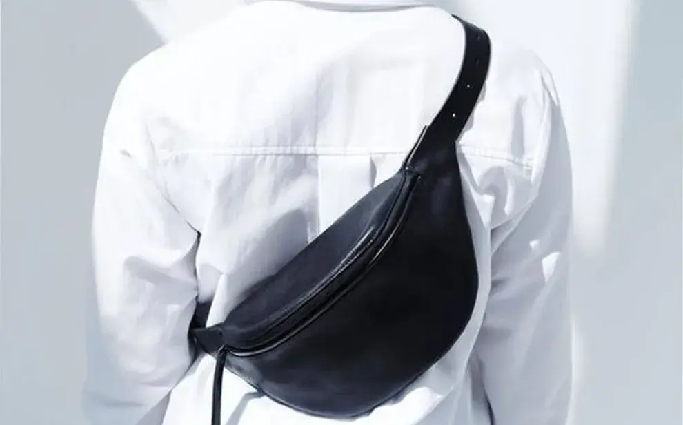 La riñonera, ícono de funcionalidad urbana que dominó las calles durante años, está perdiendo su trono.