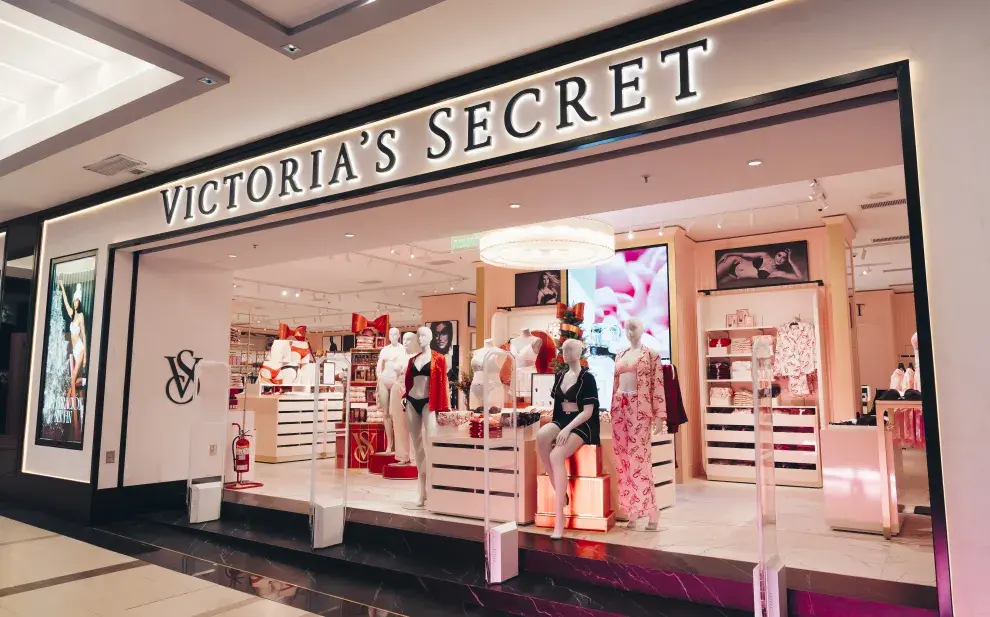 Después de años de expectativa, Victoria’s Secret abrió oficialmente su primera tienda insignia en la Argentina. 