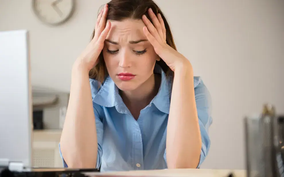 Foto de mujer estresada.