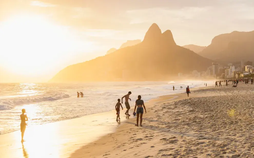 La fuerte depreciación del peso argentino frente a las monedas de países vecinos hará que los viajes al exterior para esta temporada resulten hasta un 35 % más costosos en términos reales que en 2024.