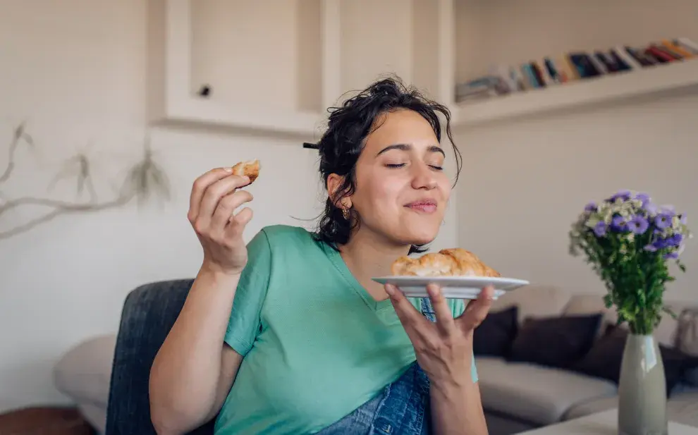 Foto de mujer almorzando.