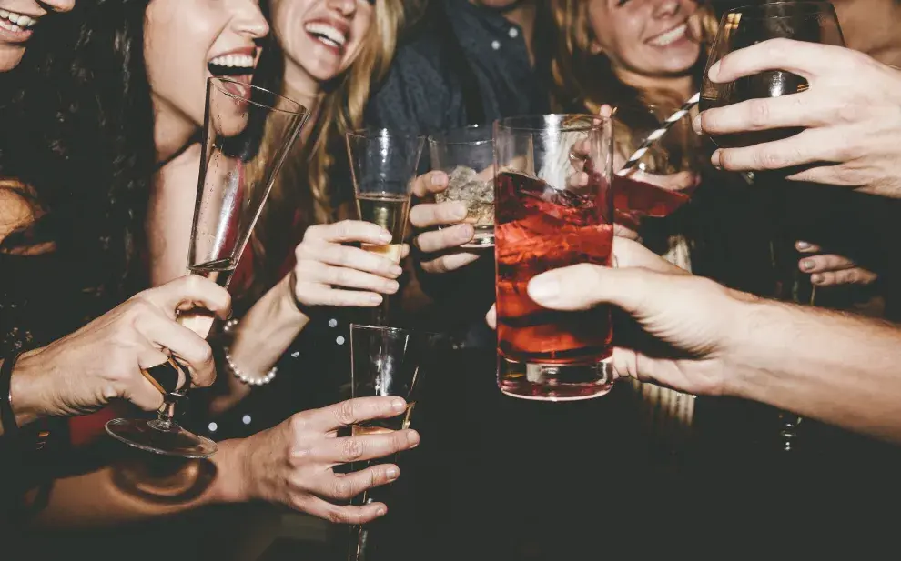Un grupo de amigos brindando con copas