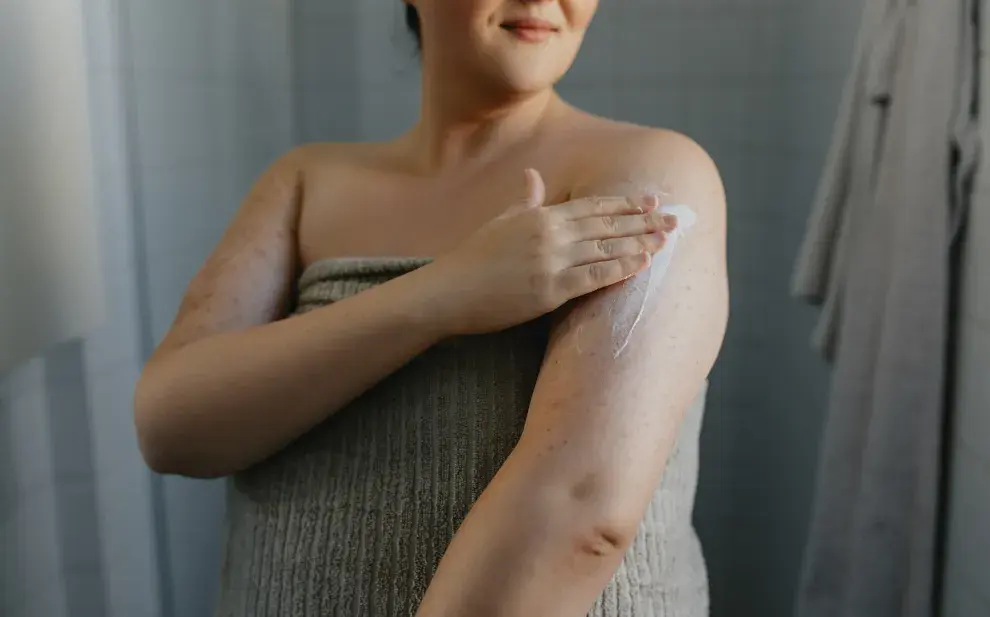 Ácido salicílico: la respuesta definitiva para mejorar el aspecto de la “piel de gallina”