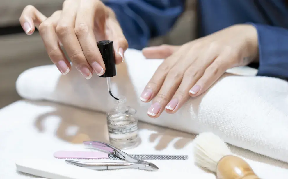 Clásicas y elegantes: 5 diseños de francesitas con brillo perfectas para fin de año