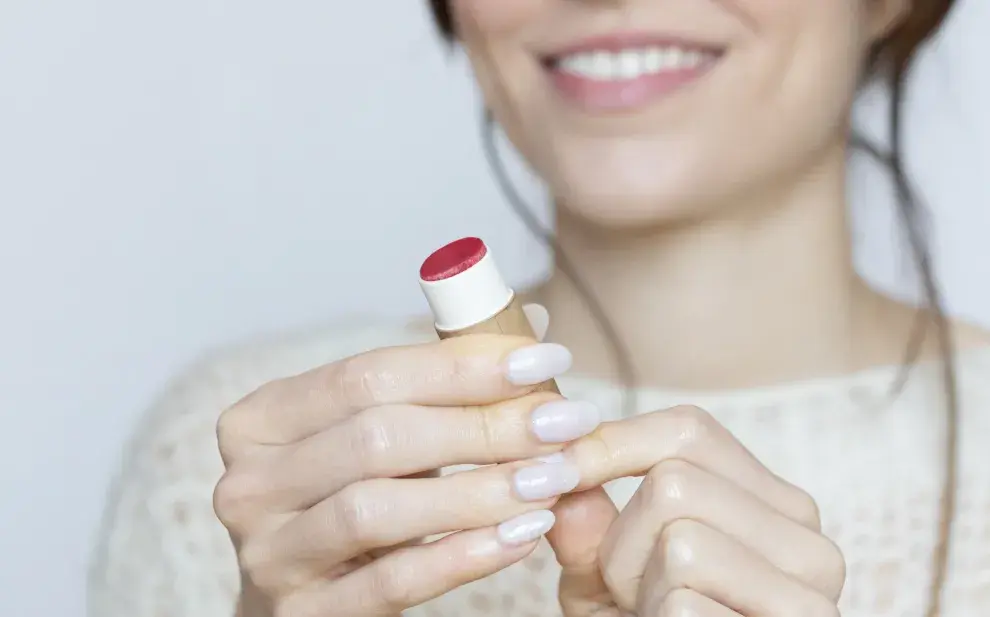 Los labios son una de las zonas más sensibles y olvidadas frente al sol. Sin protección, pueden resecarse, quemarse y perder volumen.