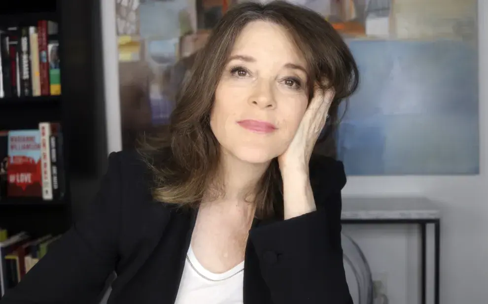 Está Marianne Williamson en Argentina: ¿de qué trata el paradigma de liderazgo consciente que propone?