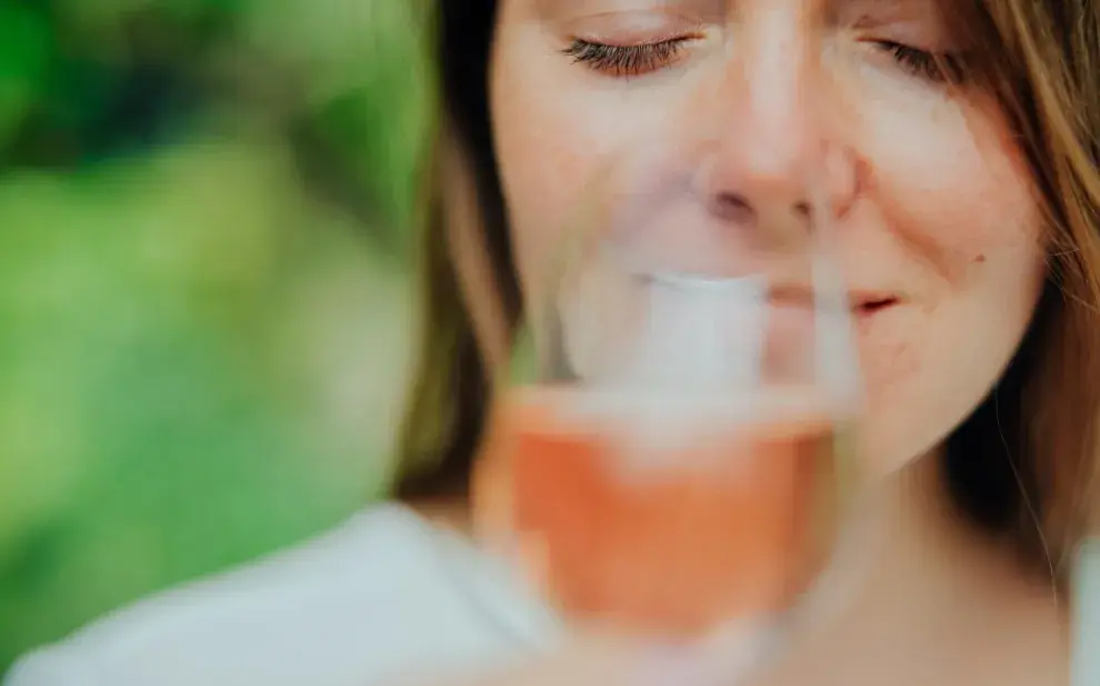 mujer cata vino rosado