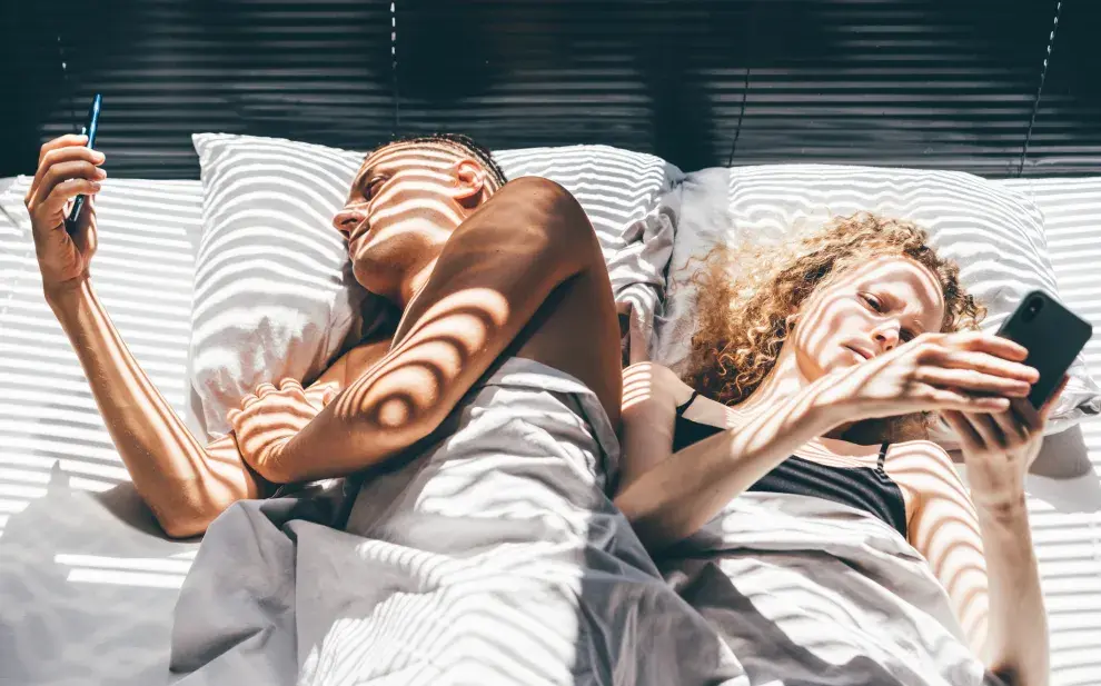 La crisis de los vínculos en la era digital: cómo la hiperconexión nos está desconectando