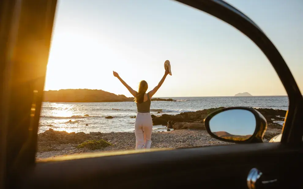 Foto mujer en la playa.