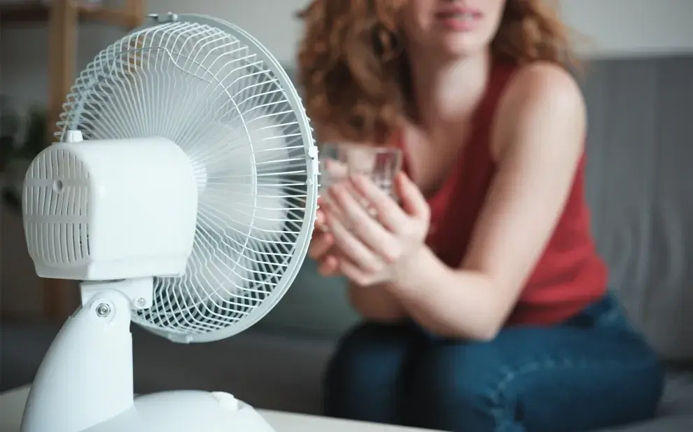 Foto de mujer sufriendo calor.