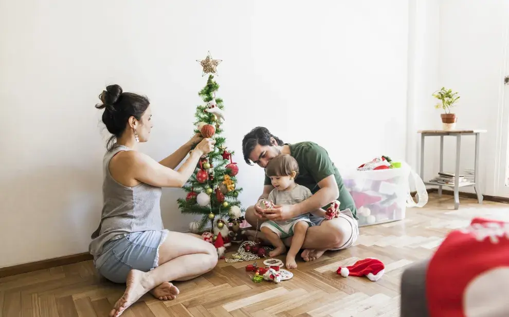 Llegó el momento de armar el arbolito navideño.