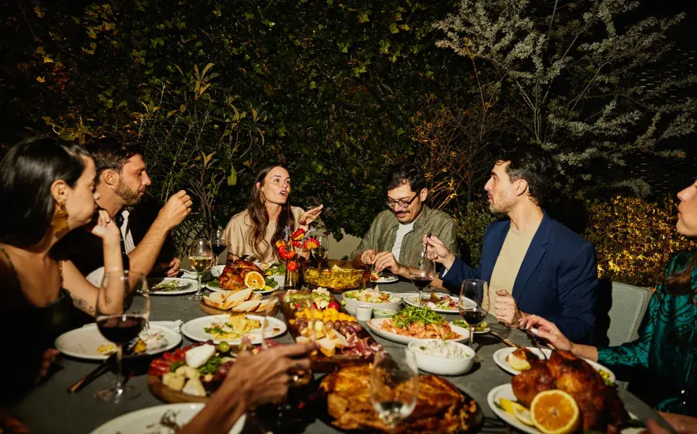 untada VIP combina pizza gourmet, intervenciones teatrales y espacios pensados para crear vínculos auténticos en un entorno relajado y divertido.untada VIP combina pizza gourmet, intervenciones teatrales y espacios pensados para crear vínculos auténticos en un entorno relajado y divertido.