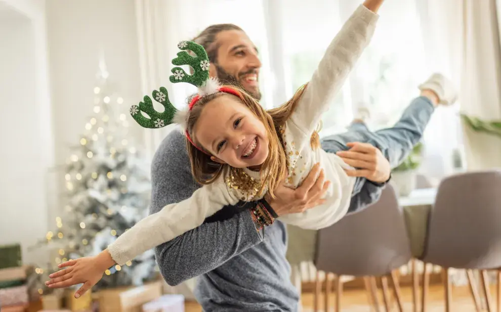 adulto con niña celebrando navidad
