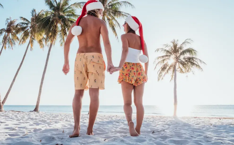pareja en la playa en Navidad