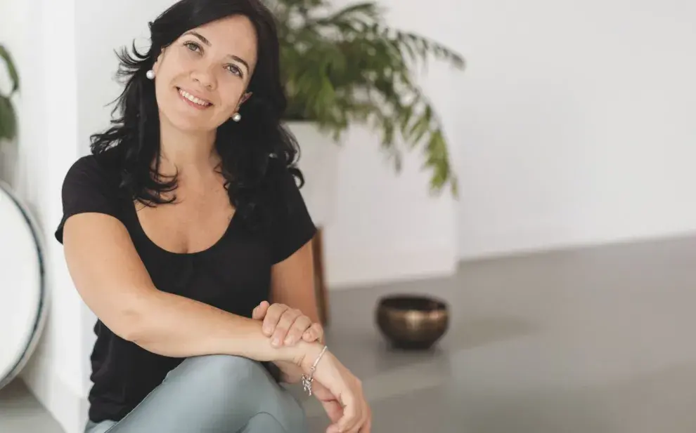 Belu es terapeuta somática del trauma, facilitadora de Experiencia Somatica, Terapeuta Transpersonal y de yoga. Además, es especialista en trauma y técnicas de regulación del sistema nervioso.