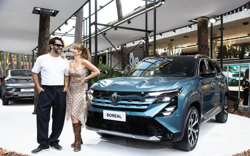 Brenda Gandini y Gonzalo Heredia, embajadores de Renault Argentina, posaron al lado de la nueva SUV Boreal.