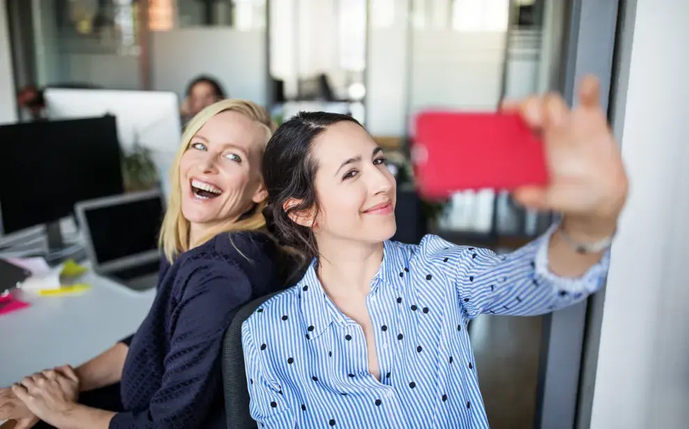 Amistades en el trabajo: dos mujeres se toman una selfie