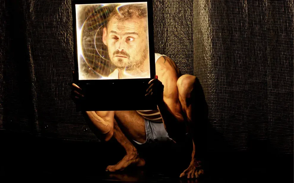 Apocalipsync: por qué hay que ver el unipersonal de Luciano Rosso que convierte la pandemia en una comedia física brillante