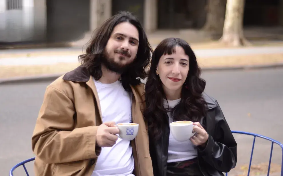 Ayelén Castro y Santiago Vallejo, creadores de este camino interactivo del café en La Plata.