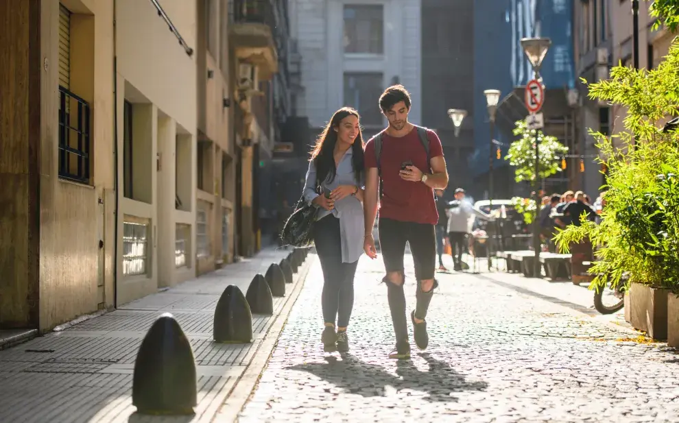 Con festivales gratuitos, parques llenos de música, piletas públicas y propuestas culturales al aire libre, el verano en Buenos Aires invita a disfrutar la ciudad desde otro ritmo, combinando naturaleza, agua y vida urbana.
