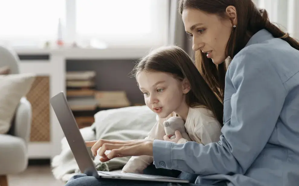 Crianza digital en vacaciones: cómo acompañar sin demonizar la tecnología