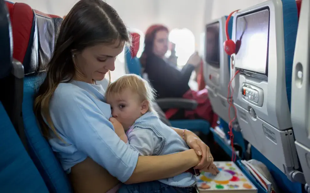 Viajar en avión con bebés: guía práctica para disfrutar el vuelo y reducir el estrés