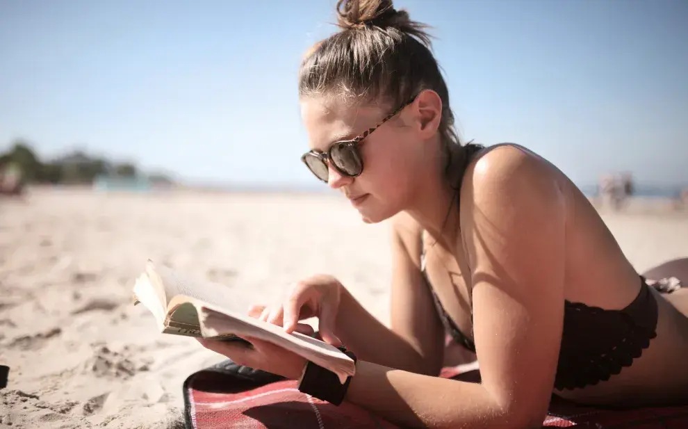 chica lee en la playa