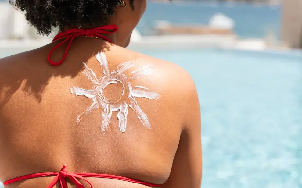 Tatuajes solares: la peligrosa tendencia viral que alarma a los dermatólogos