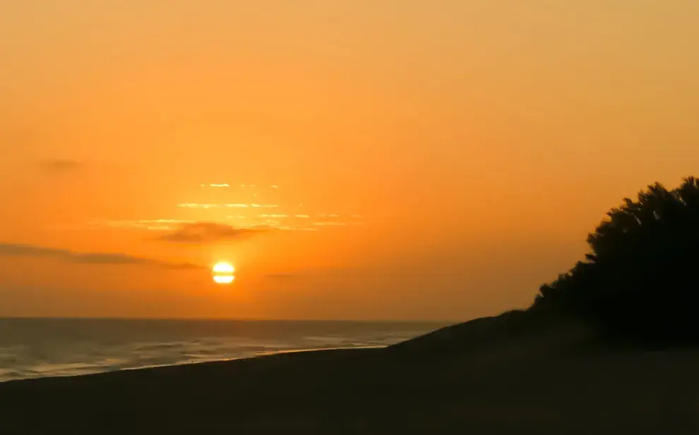 Lejos del ruido y las multitudes, Mar Chiquita y Reta invitan a descubrir un verano distinto en la costa bonaerense: playas infinitas, reservas naturales y la calma de pueblos que aún conservan su esencia.