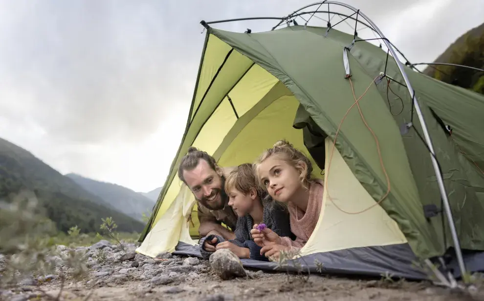padre acampa con dos niños