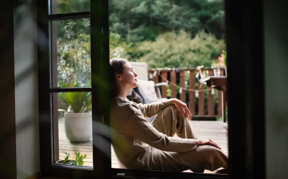 Foto de mujer descansando.