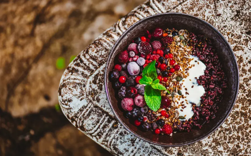 Helado casero de yogur, frutos rojos y granola: una receta fácil y saludable para combatir el calor