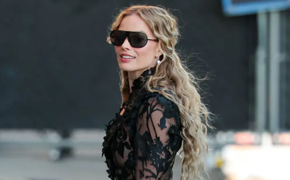 Margot Robbie impacta con sus looks al presentar su película “Cumbres Borrascosas”
