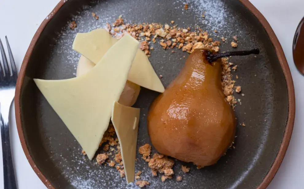 Peras al torrontés con helado de sambayón y chocolate blanco.