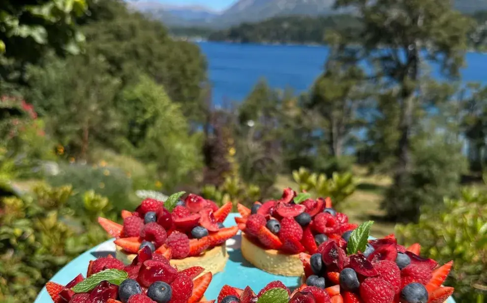 Cuáles son las 3 casas de té en Bariloche que convocan por sus exquisiteces, coloridos jardines y mágicas vistas