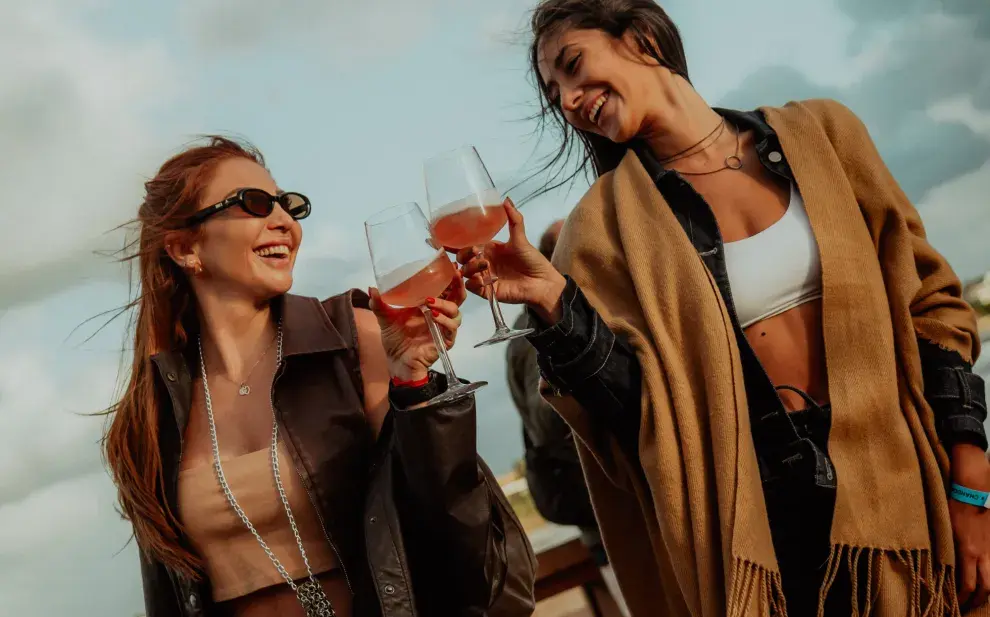 Dos chicas brindando con champagne.